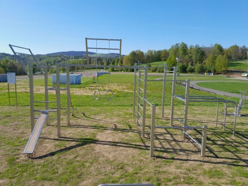 Milovníci pohybu, je to tu! Nové workoutové hřiště v areálu Vesec je otevřené.