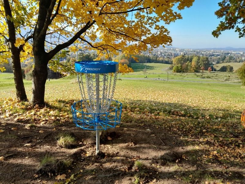 Discgolfové hřiště v našem areálu má nový kabát!