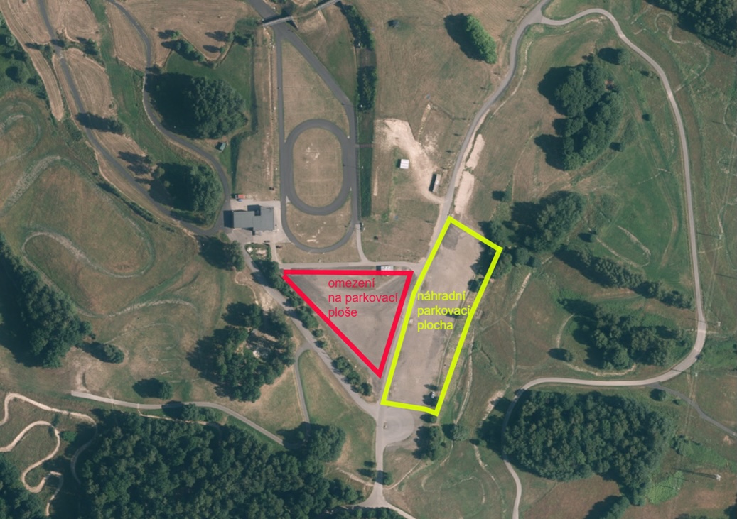 Omezení na parkovací ploše v areálu Vesec